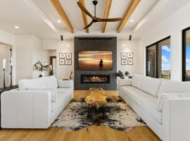 Bridle Ridge Retreat - Modern Comfort, Open Views，位于Timnath的酒店