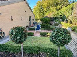 Centrally located Stylish Villa on the Hill，位于奥尔伯里的酒店
