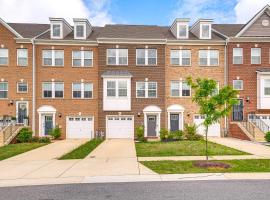 Fenced Yard Spacious Southern Maryland Townhome!，位于White Plains的酒店
