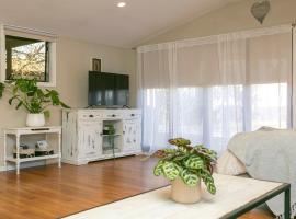 The French Cottage Great Wifi Private，位于陶波的酒店