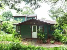 Private Green Cottage near downtown