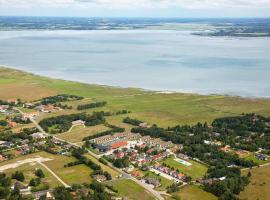8 person holiday home on a holiday park in Blåvand，位于布拉万德的度假屋