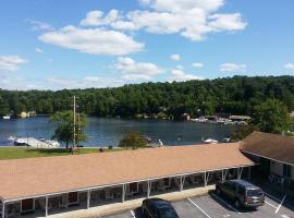 Clark's Beach Motel，位于旧福奇Enchanted Forest Water Safari附近的酒店