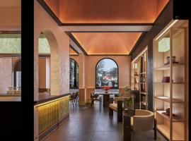 Happy Dragon Imperial Garden Courtyard --Newly renovated French Window with garden view, Close to Lama Temple Forbidden City&Subway Nearby &free coffee & Free laundry&English speaking with tour services &Free WiFi unlimited for Western software，位于北京的酒店
