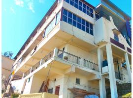A HIMALAYA VIEW HOTEL TRI-BHUVAN! STAY! INN! - Room Service, Free Wi-fi, Free Parking, Comfortable & Spaciuos Rooms With Hill View Available - Near Ranikhet Road - A Excellent services awarded - Best Hotel In Ranikhet，位于拉尼凯特的酒店