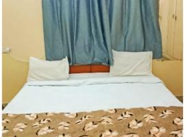 HOTEL P G On Ganges ! Near Kashi Vishwanath Temple - Fully Air Conditioned And Spacious Rooms With Free Wi-fi Facility - A Top Rated Hotel In Varanasi，位于瓦拉纳西的酒店
