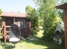 Mały domek nad rzeką Słupią，位于苏尔茨兹诺的酒店