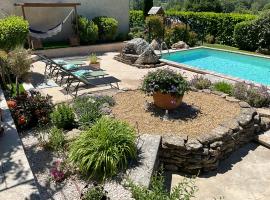 Le petit bastidon gîte à Oppède avec piscine，位于奥佩德的酒店