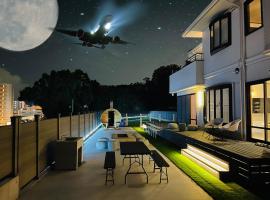 New AirportHills 1400ｍ2 絶景露天風呂1棟2階貸切 駐車場4台 サウナ BBQ施設 ペット，位于Hakata的酒店