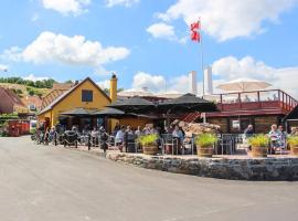 5 person holiday home on a holiday park in Gudhjem，位于古兹耶姆的酒店