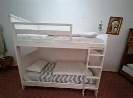HOSTEL bANANA，位于丹吉尔的酒店