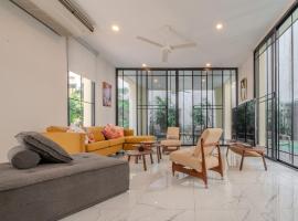 Sukumvit Pool Villa 5BR 5-7min-walk to Thonglor Sky train，位于Khlong Toei的酒店