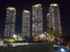 Sky lounge with Han River view, Ilsan Lake Park, KINTEX, Goyang Sports Complex, Gimpo Airport- Landmark Stay in Ilsan