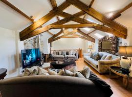 Pass the Keys Stunning 3-Bed Cottage Shepherd Hut Peak Views，位于卡斯尔顿的酒店