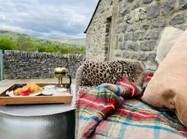 Pass the Keys Stunning 3-Bed Cottage Shepherd Hut Peak Views