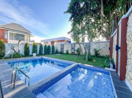 Villa De Raya Kolam Renang Private，位于Godean的酒店