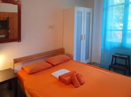 Private room with ensuite bathroom，位于罗希姆诺的酒店