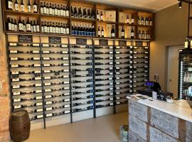 Rooms and Wine al Castello，位于蒙特里久尼的酒店