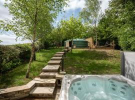 Yurt with Hot Tub near Hartington, Peak District，位于巴克斯顿的豪华帐篷
