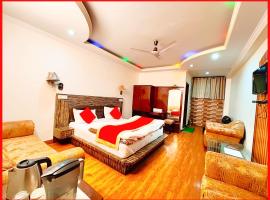 NAINITAL LUXURY PREMIUM # HOTEL MOON - Near Mall Road with #LIFT #Free Parking #Restaurant #Wi-Fi #Ambience with Valley- Best Seller Hotel in Nainital，位于奈尼塔尔的酒店