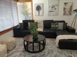 Sleeps 10 Fully renovated Firepit and pool table