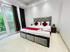 Hotel Seven Near DLF Avenue，位于新德里的酒店