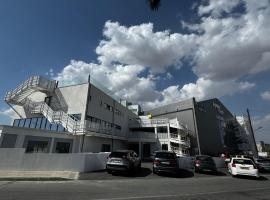 AppleGym hotel，位于Laxia的酒店