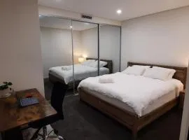 Stylish 1Bedroom Apartment with Study and Parking Near Sydney Airport