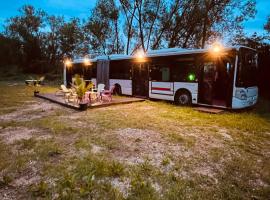Magnifique bus insolite avec jacuzzi，位于Saint-Usage的酒店
