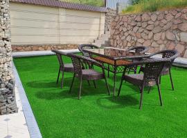 Mamuras Chimgan Mountain Guesthouse - Entire Dacha，位于Chimgan的酒店