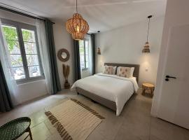 27 c&ocirc;t&eacute; remparts，位于艾格-莫尔特的带泳池的酒店