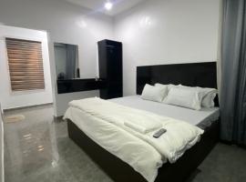 Homely Lodge & Apartments，位于Badore的酒店