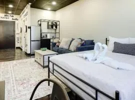 New Loft 5 min Shadyside or East Liberty Sleeps 4