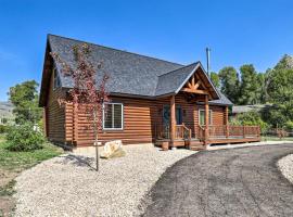 Beautiful Oakley Cabin with Private Hot Tub and Views!，位于Oakley的酒店