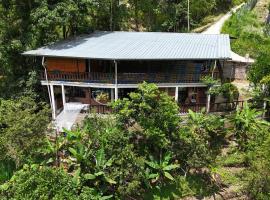 La Casa De Los Sueños Colombia Centro de Bienestar y Hostel Temático Ancestral，位于伊瓦格的山林小屋