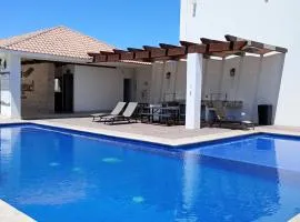 Casita con casa club