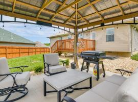 Ozark Home Pool Access, Deck and Fenced Yard，位于奥扎克的酒店
