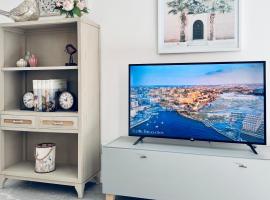 Stylish Boutique Turquoise Duplex Apartment with Outdoor - Large Double Bedroom - Very Central Near Valletta - Non Sharing Quiet Exclusive Property，位于Hamrun的酒店