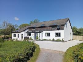 Spacious 4 bedroom retreat in peaceful location，位于Craughwell的酒店