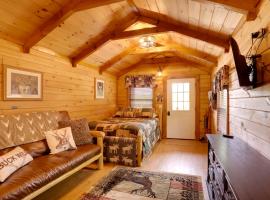 1 Mi to Current River Cozy Studio Cabin!，位于Van Buren的酒店