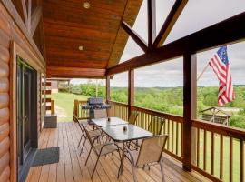 Near Current River Family-Friendly Cabin with Deck!，位于Van Buren的酒店
