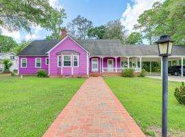 Home 1 Mi to Dtwn Conway Great for Beach Days!，位于康威的酒店