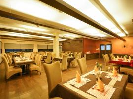 Super Townhouse Mookkannoor Tourist Home，位于安加马尔伊的酒店