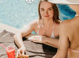 The Lume Boutique Hotel & Restaurant & Spa，位于博德鲁姆的带泳池的酒店