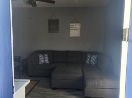 Modern Apartment in The Groves，位于梅萨的酒店