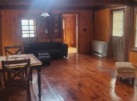 Elegant Cabin in the Woods，位于Franklin的酒店