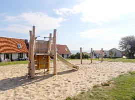 5 person holiday home on a holiday park in Gudhjem，位于古兹耶姆的酒店