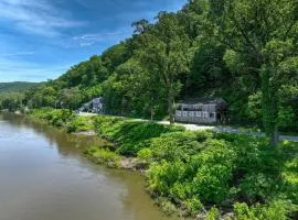 The Riverfront Serenity Lodge