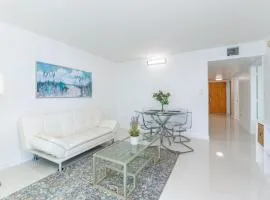 Bright and Cozy 2BR at Brickell, Free Parking
