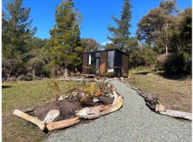 Ruru Tiny House by Tiny Away，位于Rangihaeata的小屋